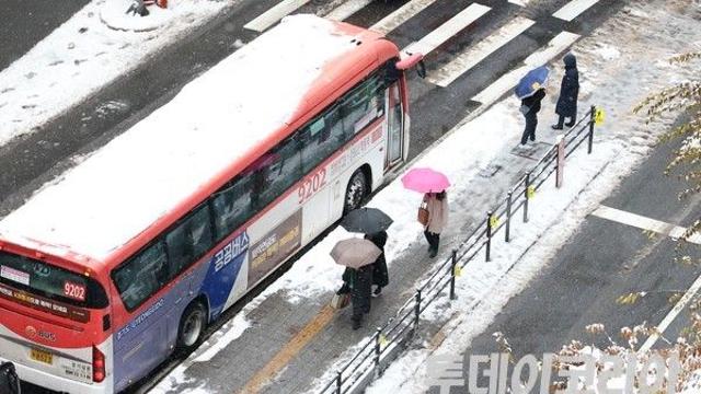 [오늘의 날씨] 영하권 출근길, 또 오후부터 전국 눈 또는 비