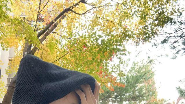 윤소이, 심플한 컬러 매치로 감각적인 룩을 완성