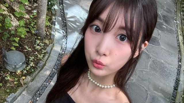 우아 민서, 디테일의 힘을 보여주는 진주 목걸이와 오프숄더 톱의 조화  