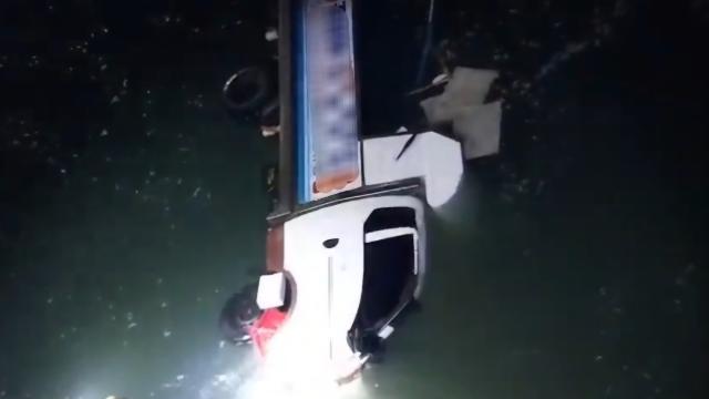 인천 남항부두 바다로 1t 트럭 추락…60대 운전자 다쳐