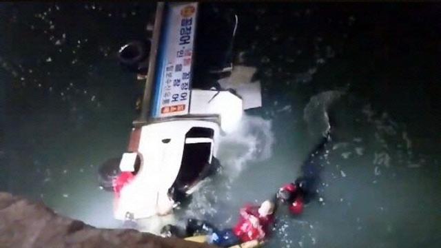 인천 부두서 1톤 활어차 바다에 '풍덩'