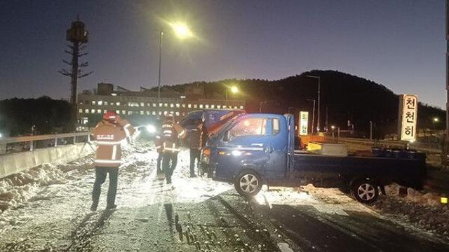 시흥 둔대고가차도서 차량 9대 연쇄 추돌...블랙아이스 추정