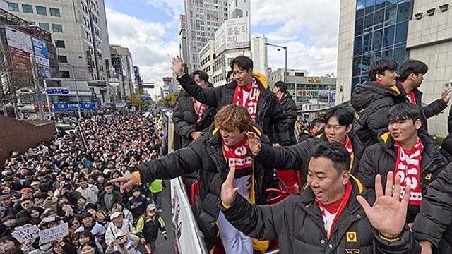 'V12' 광주 금남로 가로지른 호랑이 구단에 시민들 열광