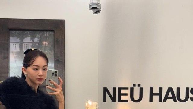 금새록, 블랙 스타킹과 킬힐로 완성한 우아한 실루엣