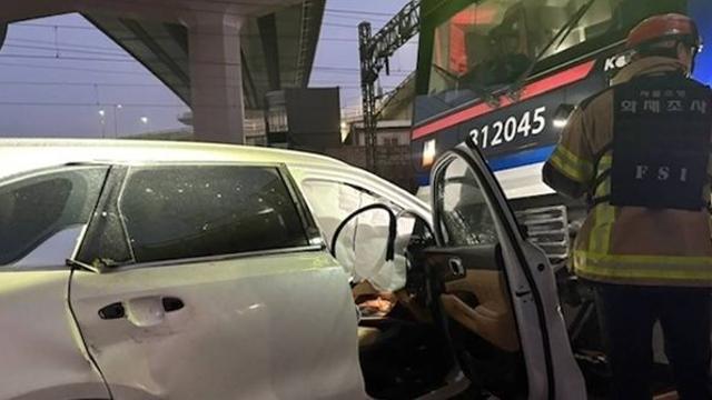 1호선 금천구청역서 승용차-승객 300여 명 탑승한 전철 충돌