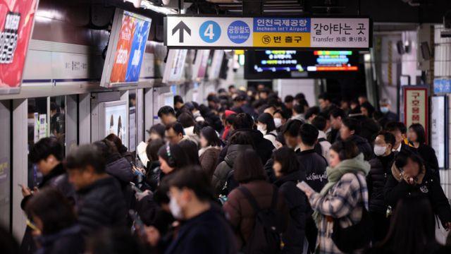 지하철 1호선 열차·승용차 충돌…2명 부상·하행선 일부 운행 차질