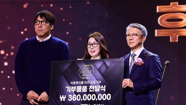 초록어린이재단 후원식 진행하는 김현수 선수협회장