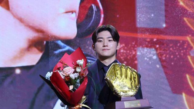 'KING 도영' 싹쓸이 시작됐다…KIA 김도영, 동료들이 뽑은 '올해의 선수' 선정 [IS 현장]