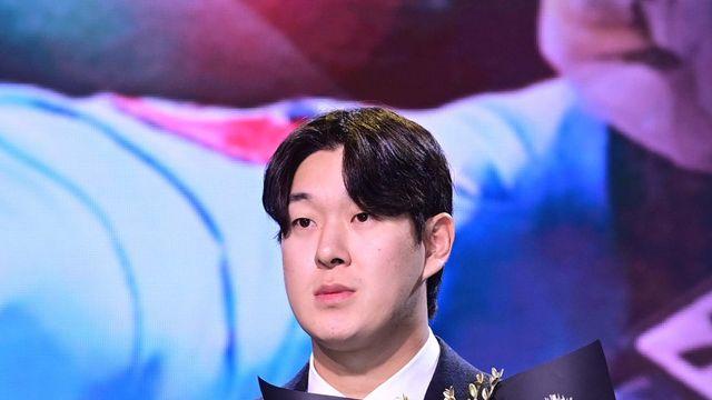 나승엽, 긴장한 리얼글러브 1루수