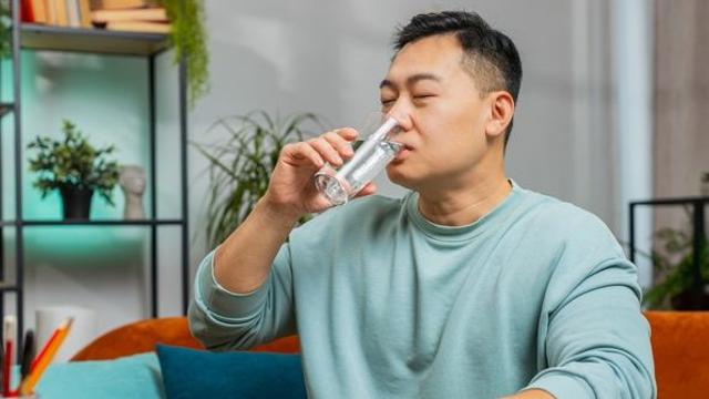 찬물 마시면 살이 빠진다? 나잇살을 빼는 3가지 방법