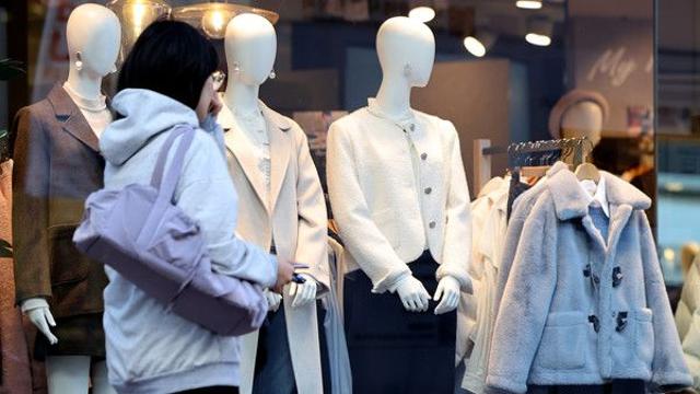 고금리·고물가에 옷부터 지출 줄였다···3분기 의류 소비 비중 역대 최소