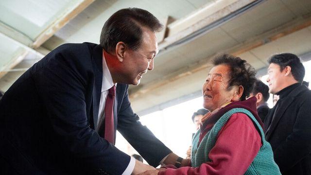 윤 대통령, 충남 공주시장 찾아 “시장 상인들이 피부로 느낄 정책 바로 시행”