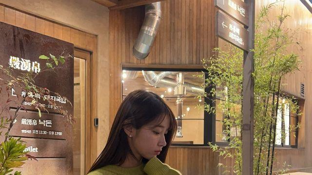 오또맘, 스타킹과 롱부츠로 완성한 감각적인 겨울 데일리 룩