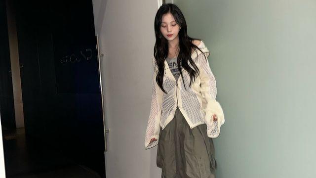 비비지 엄지,  시스루 니트 셔츠와 카키 팬츠로 완성한 MZ세대 감성 데일리룩  