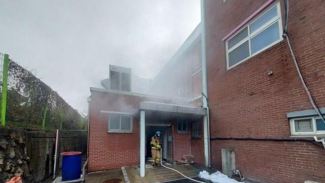 수원 한 초등학교 급식실 화재…900여명 긴급 대피