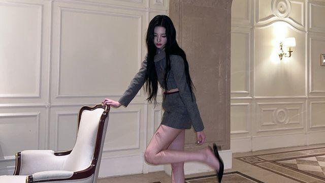 트리플에스 신위, 클래식한 미니스커트+블랙 슬링백 힐의 조화으로 뽐낸 각선미