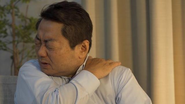 어깨 들어올릴 때마다 짜릿한 통증…40대 이상 중장년이 특히 조심해야 하는 '이 질환'