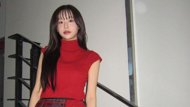 츄, 레드 니트와 체크 스커트로 완성한 '홀리데이 감성'…러블리 매력 발산