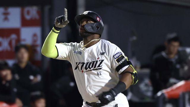 '강한 1번' 로하스, KT와 6년째 동행… 25억원에 재계약