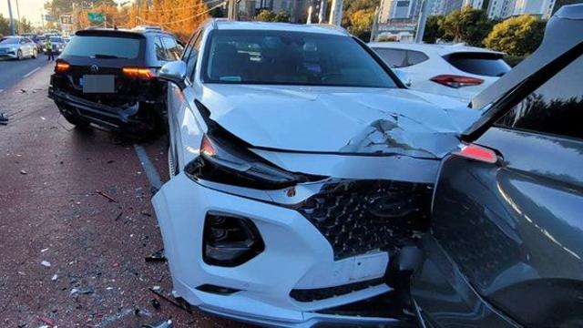 오늘(3일) 통영서 고갯길 내려오던 화물차 등 14중 추돌…19명 부상