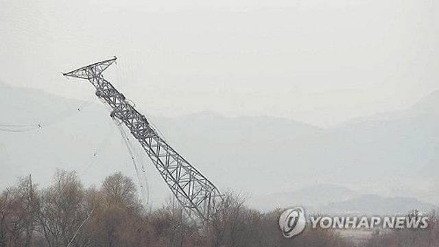 잘린 전선 무게 못이긴 개성공단 송전탑 와르르…인부 추락도