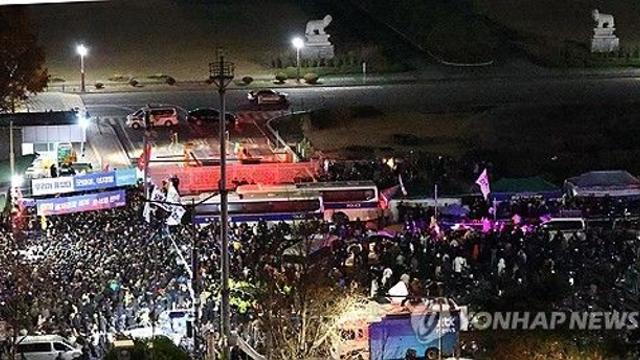 국회 앞 4천명 모여…계엄군, '가결' 2시간 반 만에 철수(종합2보)