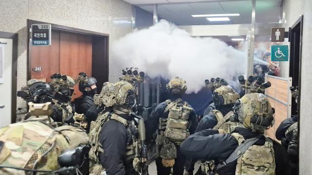 尹 '비상 계엄령'에 둘로 쪼개진 與…한동훈 국회로, 추경호 당사로