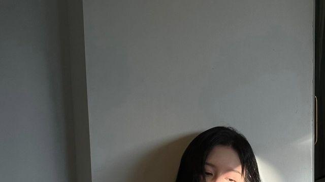 김지원, 절제된 우아함과 시스루 매력…'요즘 트렌드의 정석'