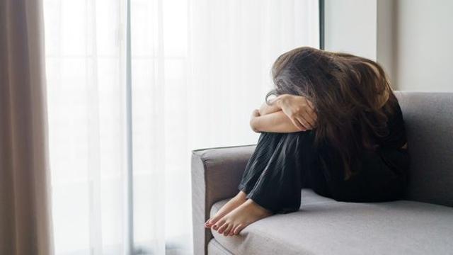 이유 없이 관절이 욱신거린다면…우울증이 가져올 수 있는 신체적 증상 10가지