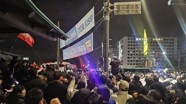 ‘비상계엄 해제안’ 가결에 눈물 흘린 시민들…“대한민국 만세”
