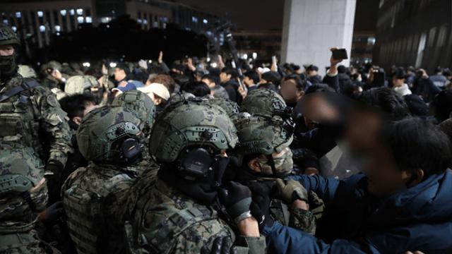 [포토] '무력 진입' 소총을 두른 계엄군