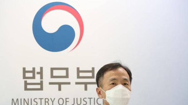 ‘계엄령’ 반발해 사표 낸 법무부 감찰관 “동의할 수 없어”