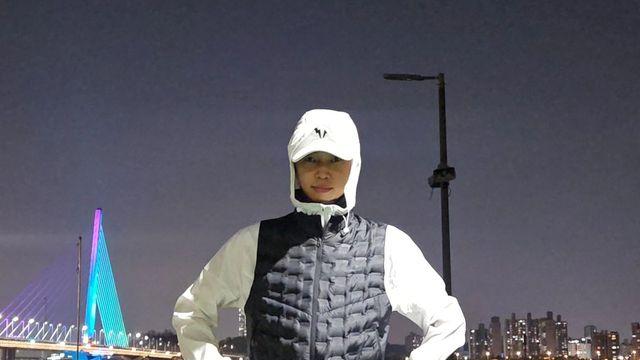 임영웅, LED 러닝템으로 완성한 '야간 러닝룩'…트렌디한 스포츠 스타일