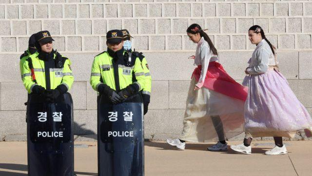 난데없는 비상계엄령 여파, 한국 ‘여행 유의 국가’로 전락