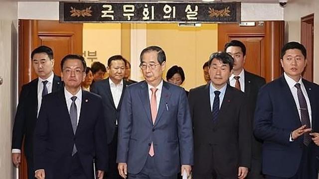 한덕수 국무총리, 한동훈 국민의힘 대표, 추경호 원내대표 및 주호영 국회부의장 등 당정 지도부가 용산 대통령실에 집결하여 윤 대통령과 대응책을 논의