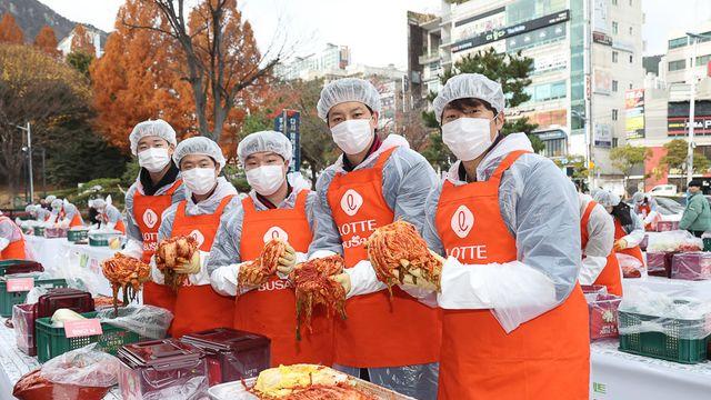 롯데, 사직구장서 배추 1만 포기 김장…부산 저소득층 3천여 가구에 전달