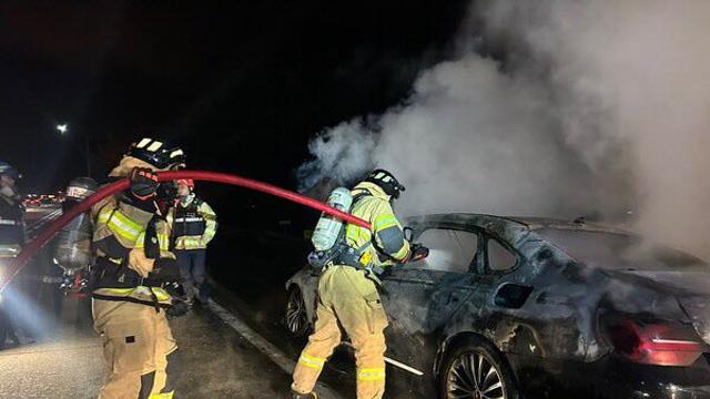 함안 남해고속도로서 승용차 화재…60대 운전자 숨져