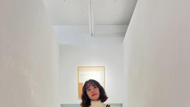 조윤희, 브이넥 디테일이 돋보이는 니트와 코듀로이 팬츠의 조화