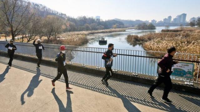 춥지만 맑은 하늘…빙판길·도로 살얼음 주의 [날씨]
