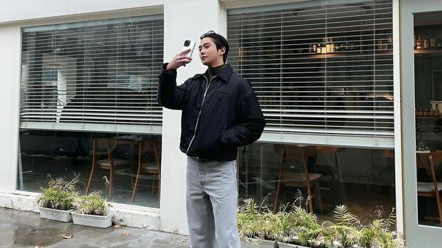 로운, 와이드 팬츠와 패딩 점퍼로 완성한 '미니멀 아우터 룩'