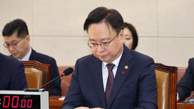 ‘지각’ 복지부 장관, 계엄 해제 국무회의 안 간 이유