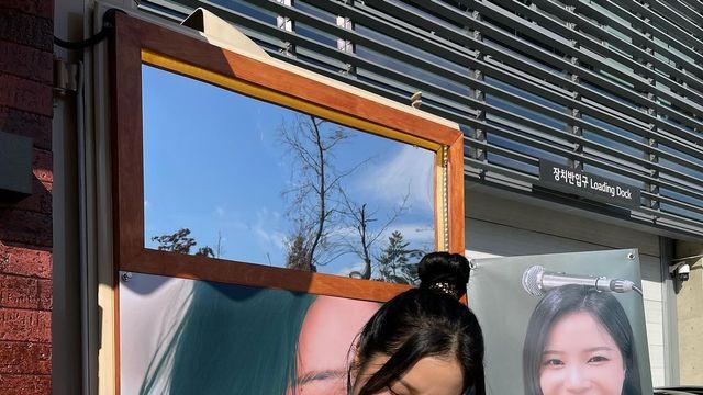 마마무 솔라, 포근한 니트와 플러피 팬츠로 완성한 훈훈한 스타일링