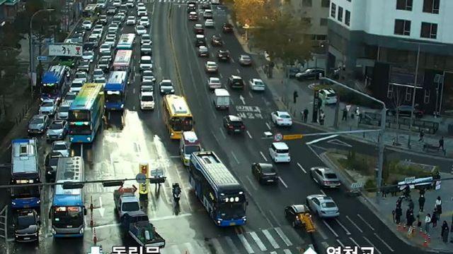 서대문 사거리 상수도관 파손…출근길 꽉 막혔다