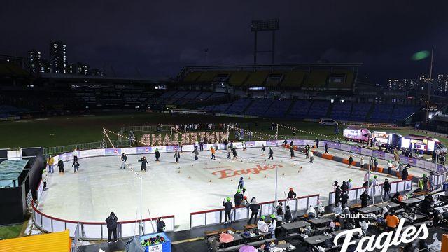 이글스파크 진짜 GOOD BYE! 스케이트장으로 한화팬과 작별 인사…