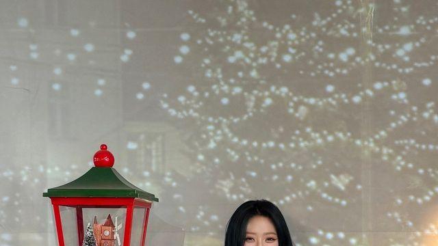 하이키 휘서, 네이비 블루 헤어와 화이트 퍼 스웨터로 완성한 크리스마스 룩