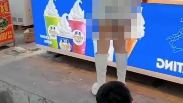 [영상] 조회수 늘리려 '○○○'… 엉덩이 찌르고 도망간 남성