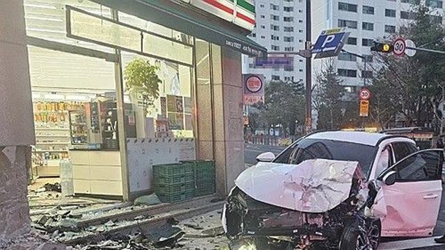 대전 편의점에 승용차 돌진…운전자 