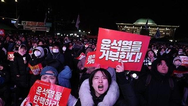 탄핵안 무산에 국회 앞 '탄식'…국회 둘러싸고 