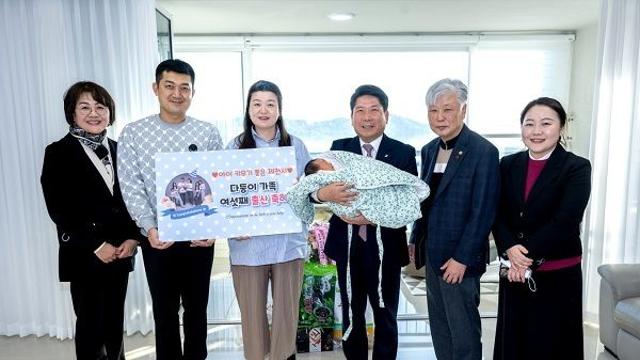 다둥이가정 우렁찬 울음소리 여섯째 득남 축하
