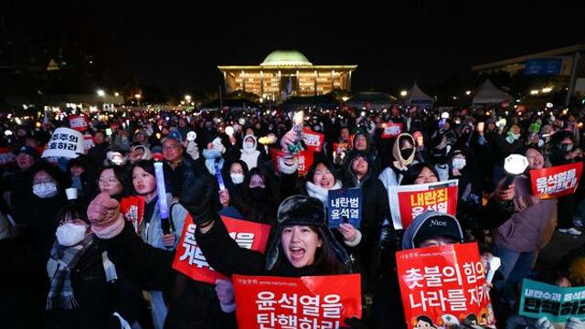 일요일에도 국회 앞 촛불 시민들 